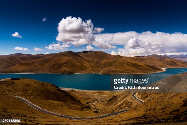 view of yamdrok lake from gampa pass on the way from lhasa to gyantse, tibet - gyantsé photos et images de collection
