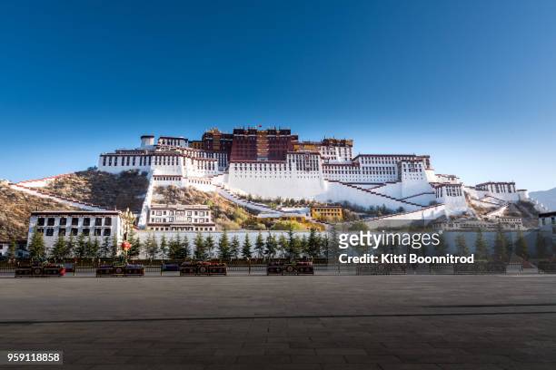 front view of potala palace, the most famous palace in tibet, china - lhasa stock-fotos und bilder