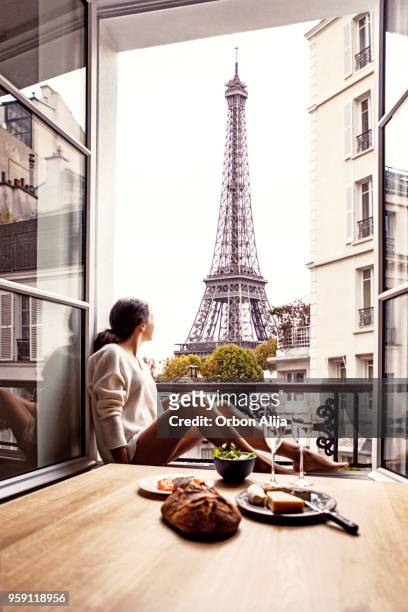 frau mit mittagessen im hotel in paris - frankreich stock-fotos und bilder