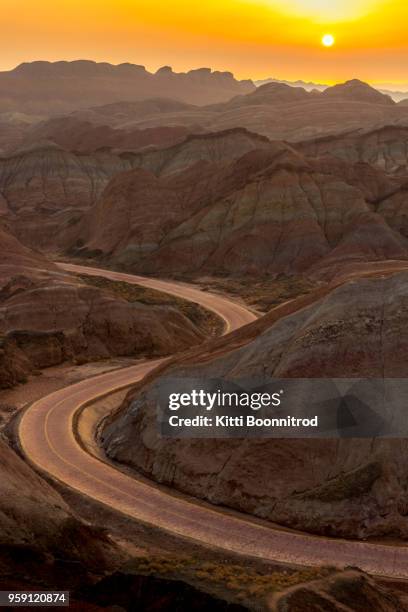 view of colourful mountains of the zhangye national geopark during sunrise, china - zhangye photos et images de collection