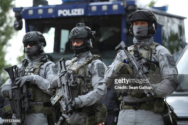 Members of the federal police BFE Plus anti-terror unit hold Heckler & Koch G36C and an MP5 submachine guns prior to a visit by German Interior...