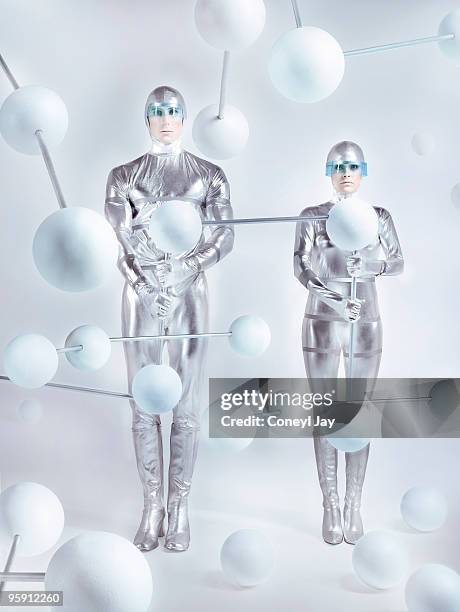 silver man and woman with molecular constructs - coneyl - fotografias e filmes do acervo