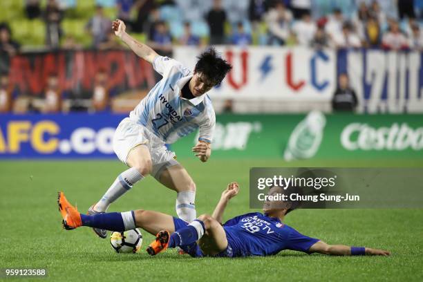 Kim Chang-soo of Ulsan Hyndai is tackled by Jeon Se-jin of Suwon Samsung Bluewings during the AFC Champions League Round of 16 second leg match...