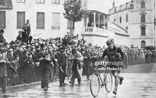 Tour de France cycling race, stage in Lyons ; Francois Faber wins the stage, though he broke his bicyle chain.