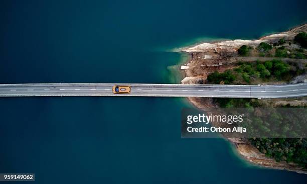 taxi de nueva york en un puente - punto de vista de dron fotografías e imágenes de stock