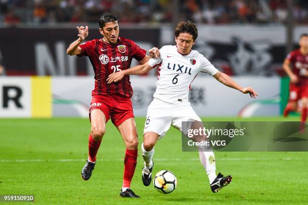 Odil Ahmedov of Shanghai SIPG and Ryota Nagaki of Kashima Antlers compete for the ball during the AFC Champions League Round of 16 second leg match...