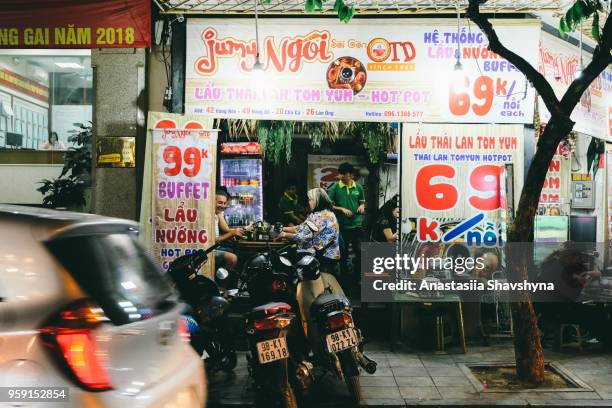 night life of hanoi, vietnam - hanoi bar stock pictures, royalty-free photos & images