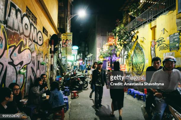 night life of hanoi, vietnam - hanoi bar stock pictures, royalty-free photos & images