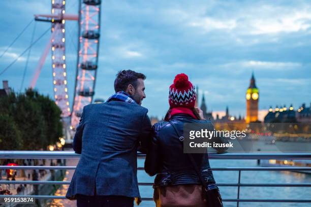 achteraanzicht van paar in londen in de avond - london stockfoto's en -beelden