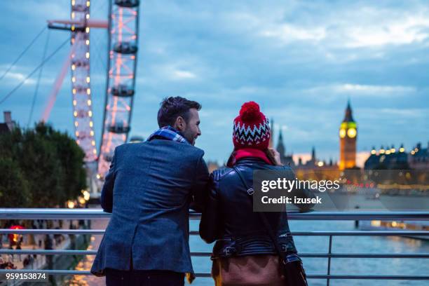 baksidan på par i london på kvällen - romantic couple back bildbanksfoton och bilder