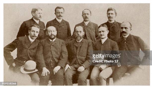 Robert Koch surrounded by members of the Berlin Hygiene Institut. Among them, Bernhard Nocht, an expert in tropical diseases .