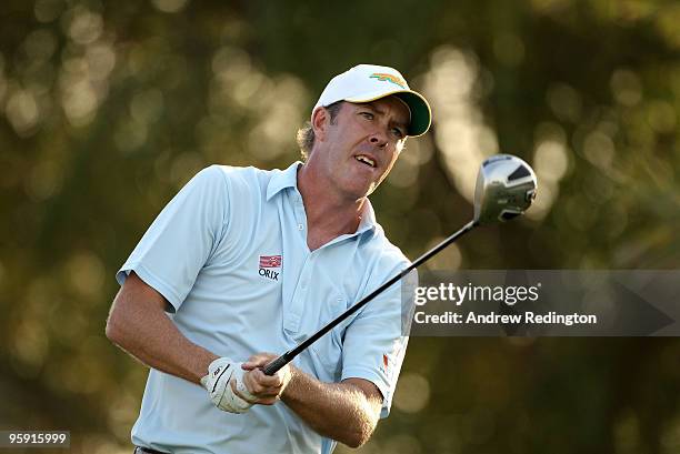 Richard Green of Australia hits his tee-shot on the ninth hole during the first round of The Abu Dhabi Golf Championship at Abu Dhabi Golf Club on...