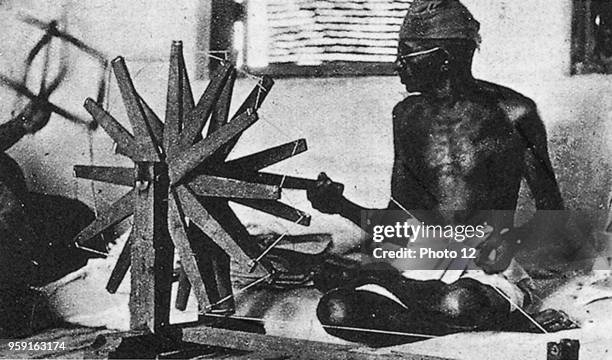 Spinning wheel and weaving loom become symbols of the Indian fighting and economical independance; India, Non-violence as a political way of action.