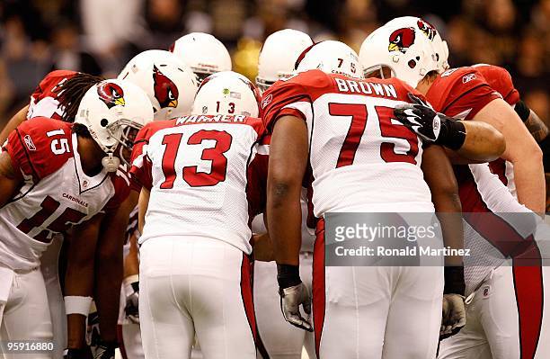 Kurt Warner of the Arizona Cardinals calls a play in the offensive huddle against the New Orleans Saints during the NFC Divisional Playoff Game at...