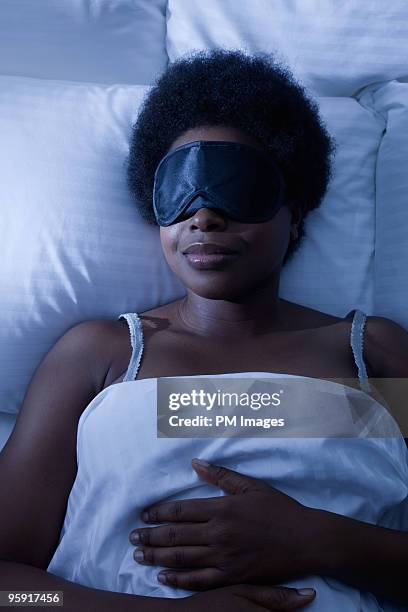 woman asleep in bed - masque pour les yeux photos et images de collection