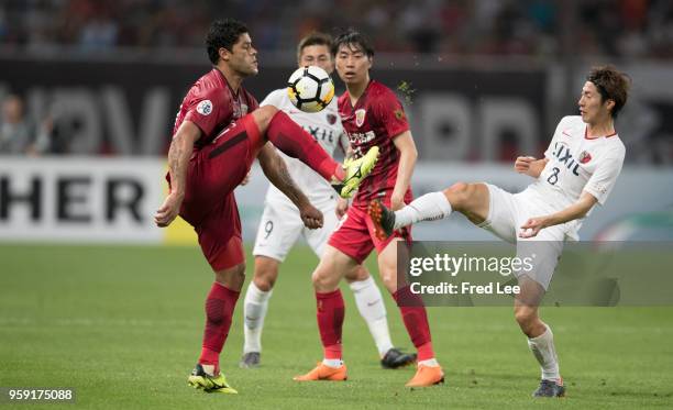 Hulk of Shanghai SIPG and Shoma Doi of Kashima Antlers in action during the AFC Champions League Round of 16 match between Shanghai SIPG v Kashima...