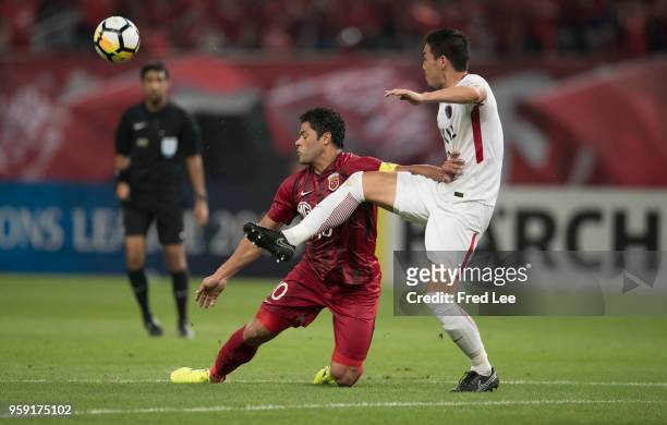Hulk of Shanghai SIPG and Gen Shoji of Kashima Antlers in action during the AFC Champions League Round of 16 match between Shanghai SIPG v Kashima...