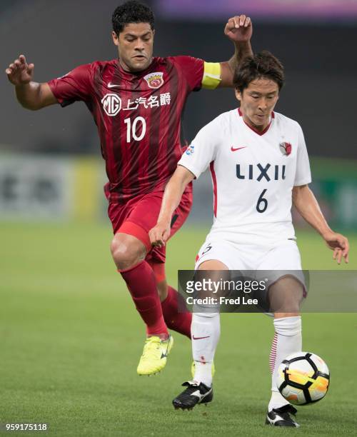 Hulk of Shanghai SIPG and Ryota Nagaki of Kashima Antlers in action during the AFC Champions League Round of 16 match between Shanghai SIPG v Kashima...