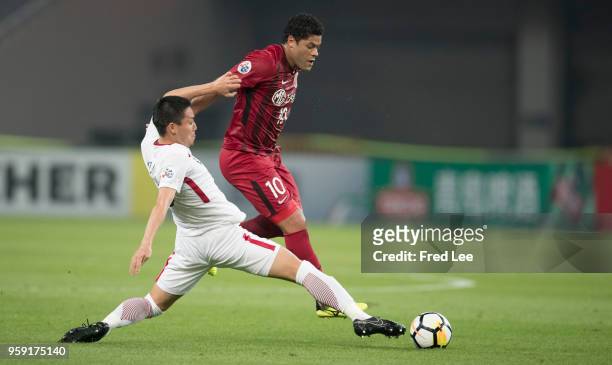 Hulk of Shanghai SIPG and Naomichi Ueda of Kashima Antlers in action during the AFC Champions League Round of 16 match between Shanghai SIPG v...