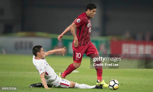 Hulk of Shanghai SIPG and Naomichi Ueda of Kashima Antlers in action during the AFC Champions League Round of 16 match between Shanghai SIPG v...