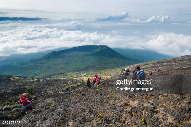 touristes occidentaux descendant du volcan nyiragongo, au congo - goma photos et images de collection