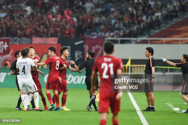 Shi Ke of Shanghai SIPG argues with head coach Go Oiwa of Kashima Antlers during the AFC Champions League Round of 16 second leg match between...
