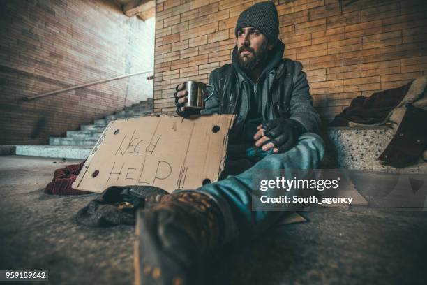 obdachloser betteln - sad busker stock-fotos und bilder