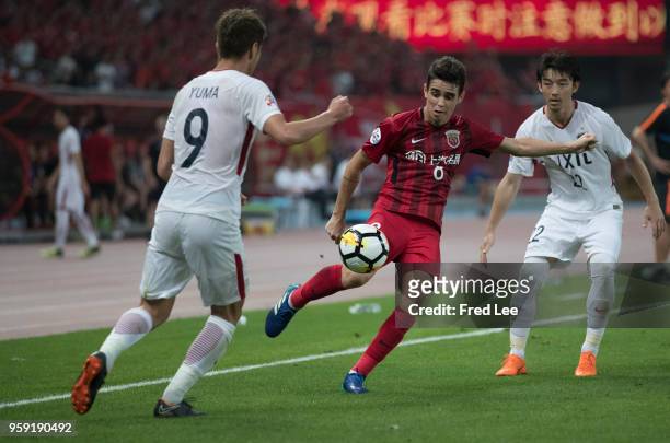 Oscar of Shanghai SIPG and Daigo Nishi of Kashima Antlers in action during the AFC Champions League Round of 16 match between Shanghai SIPG v Kashima...
