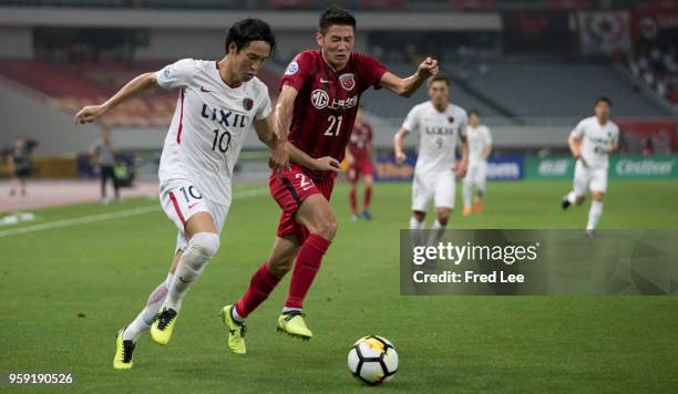 Mu Kanazaki of Kashima Antlers and Yu hai of Shanghai SIPG in action during the AFC Champions League Round of 16 match between Shanghai SIPG v...