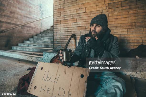 obdachloser betteln - sad busker stock-fotos und bilder