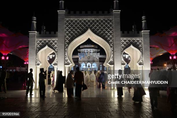 Indonesian Muslim people pray ahead of the Muslim fasting month of Ramadan at the Baiturrahman Mosque in Banda Aceh on May 16, 2018. - Muslim...