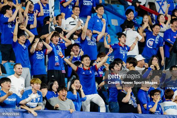 Fans of Suwon Samsung Bluewings cheer during the AFC Champions League 2018 Round of 16 2nd leg match between Suwon Samsung Bluewings and Ulsan...