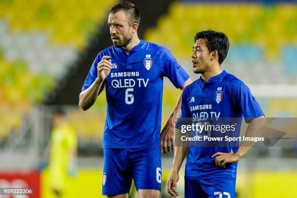 Matthew Jurman of Suwon Samsung Bluewings and Lee Ki-Je of Suwon Samsung Bluewings talk during the AFC Champions League 2018 Round of 16 2nd leg...