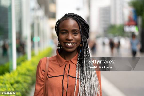 retrato de mujer africana en la calle - dreadlocks fotografías e imágenes de stock