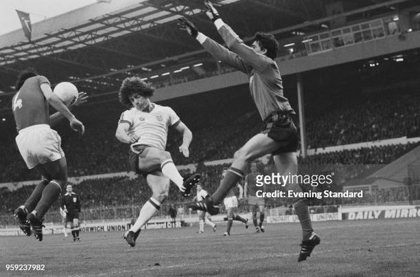 English soccer player Kevin Keegan, Hungarian soccer player Jozsef Toth and Hungarian goalkeeper Sandor Gujdar in action during England vs Hungary...