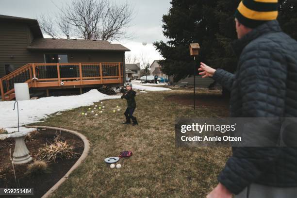 father and son playing backyard baseball - backyard baseball stock-fotos und bilder