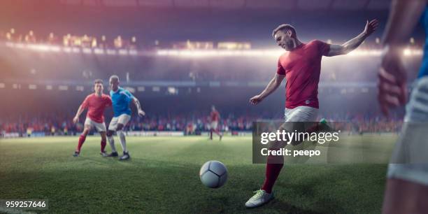 jugador de fútbol profesional a punto de patear de fútbol durante el partido de fútbol - partido de fútbol fotografías e imágenes de stock