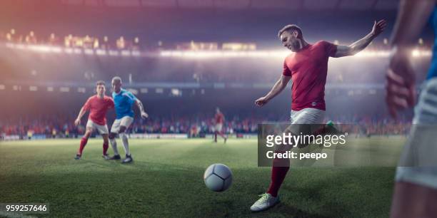 calciatore professionista in fase di calcio durante la partita di calcio - pallone da calcio foto e immagini stock