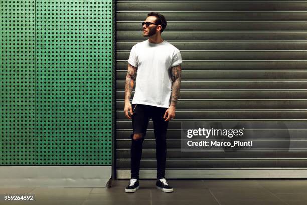 retrato de jovem tatuado - white t shirt - fotografias e filmes do acervo