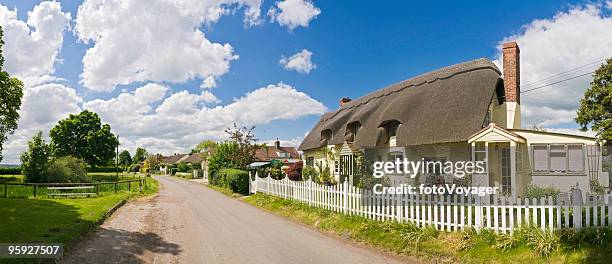 landhaus gartenzaun - strohdach stock-fotos und bilder