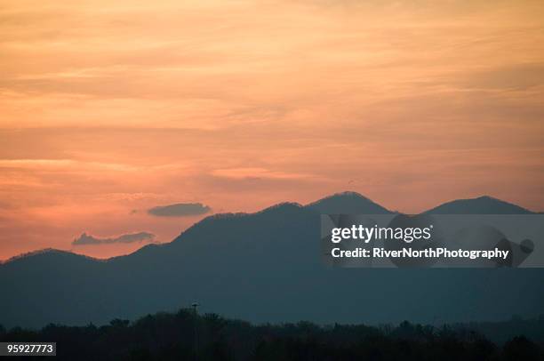 atardecer en las montañas great smoky, carolina del norte - rivernorthphotography fotografías e imágenes de stock