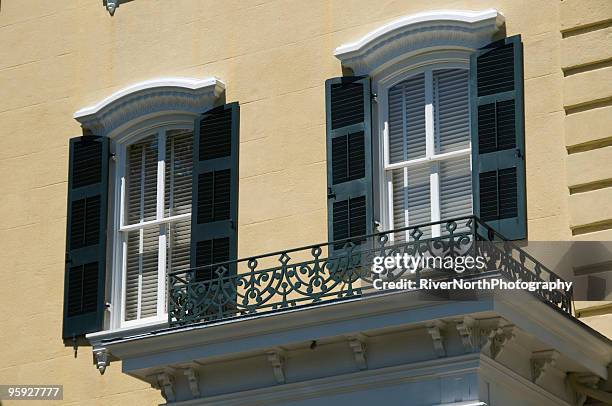 dos ventanas, hoteles de savannah, georgia - rivernorthphotography fotografías e imágenes de stock