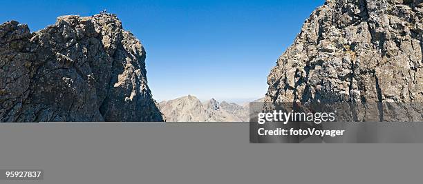 rocky di scalatori sul vertice scozia - cuillins foto e immagini stock