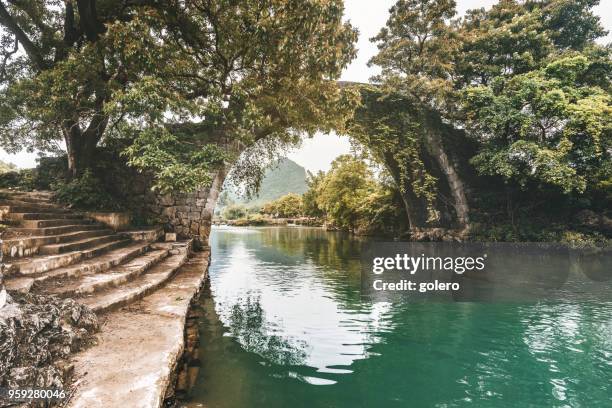 中国で一回 yanshuo でドラゴン ブリッジ - yangshuo ストックフォトと画像