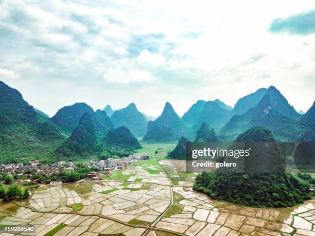 rice fields in the karst mountains of guilin shi in china - guilin shi stock pictures, royalty-free photos & images