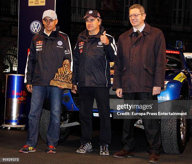 Winner of the 2010 Dakar Rally in Chile, Carlos Sainz celebrates his victory with his co-driver Lucas Cruz and Mayor Alberto Ruiz-Gallardon on...