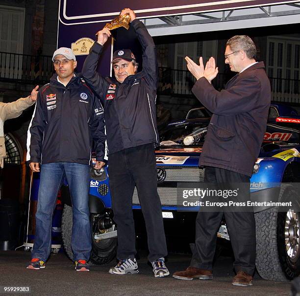 Winner of the 2010 Dakar Rally in Chile, Carlos Sainz celebrates his victory with his co-driver Lucas Cruz and Mayor Alberto Ruiz-Gallardon on...