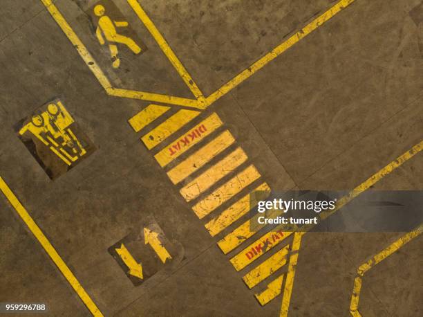 directamente sobre la vista de las líneas de la planta en una fábrica de - paso peatonal raya indicadora fotografías e imágenes de stock