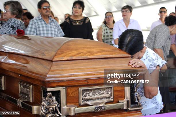 Relatives of Mexican journalist Juan Carlos Huerta, who was shot dead on May 15, mourn during his funeral at the cemetery in Villahermosa, Tabasco...