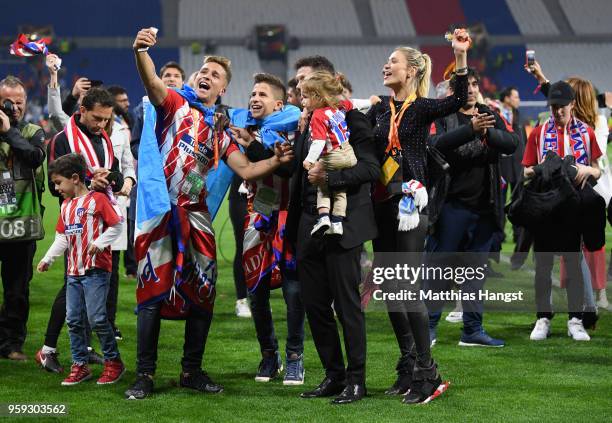 Diego Simeone, Coach of Atletico Madrid takes a selfie with his family following the UEFA Europa League Final between Olympique de Marseille and Club...